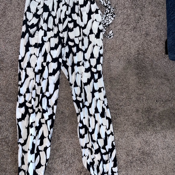 Patterned jumpsuit size medium - Picture 4 of 7